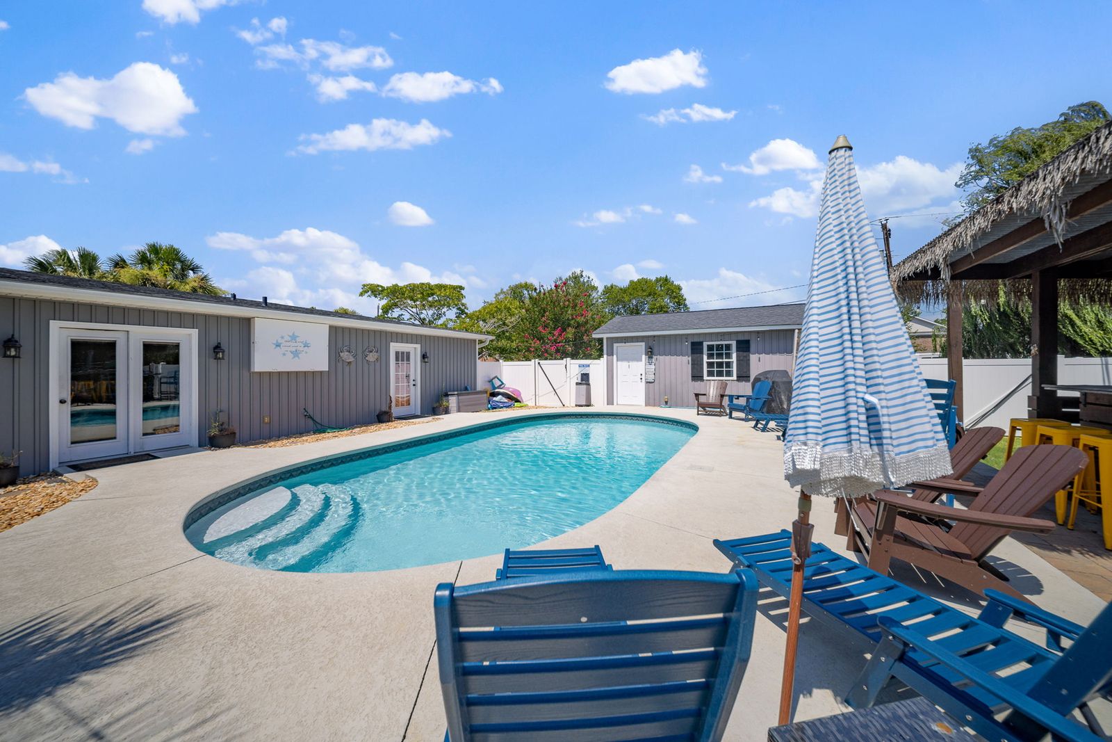 The Oasis - Heated POOL - Tiki Bar - Beach Life!