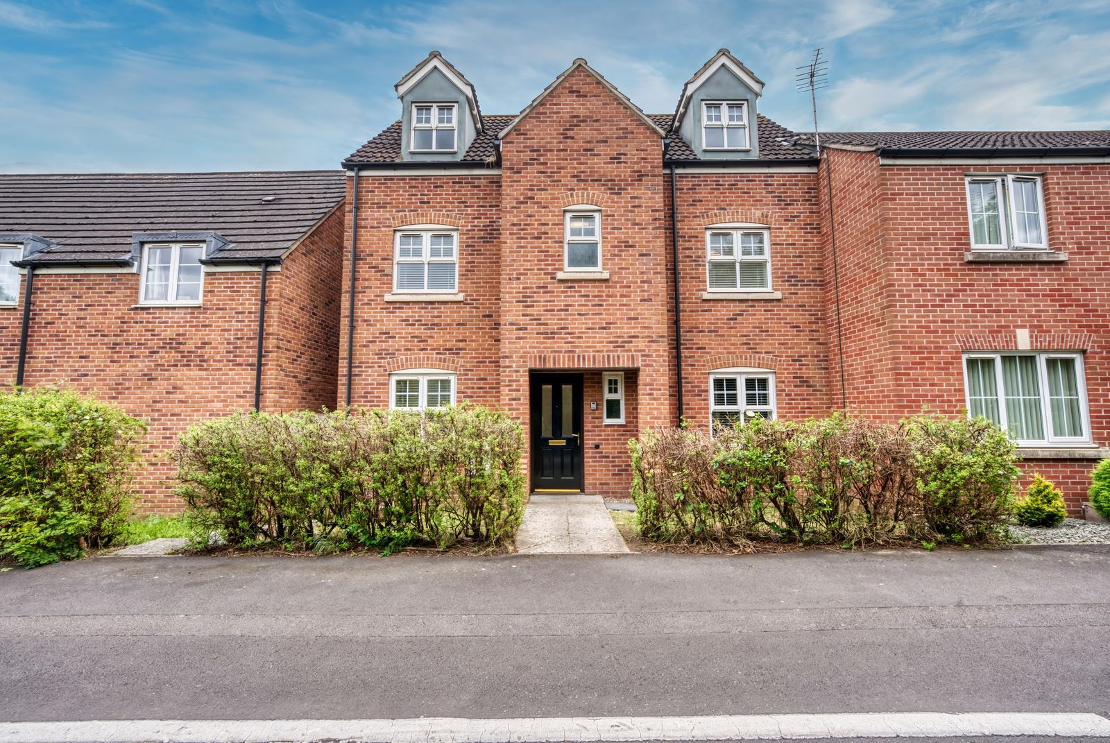 NEW house • 3 parking spaces • Long Stay Discounts