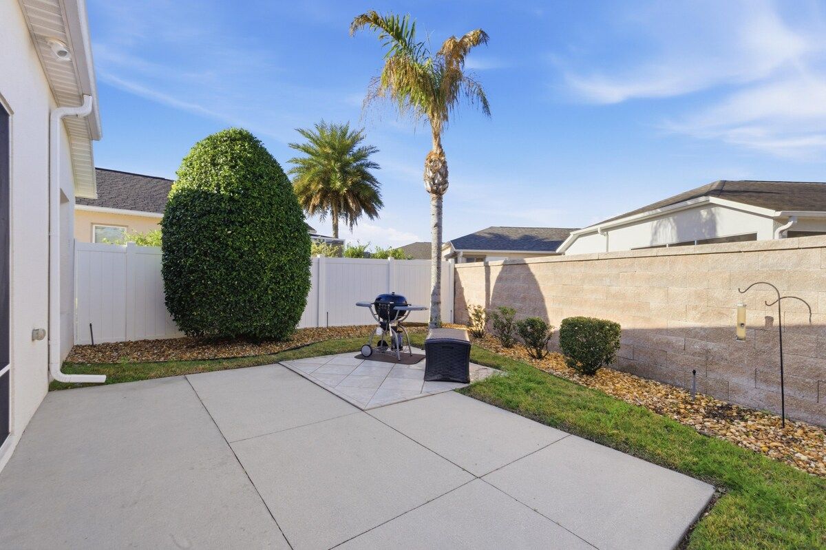 Lake Sumter Retreat · Golf Cart · BBQ · Backyard — photo 22