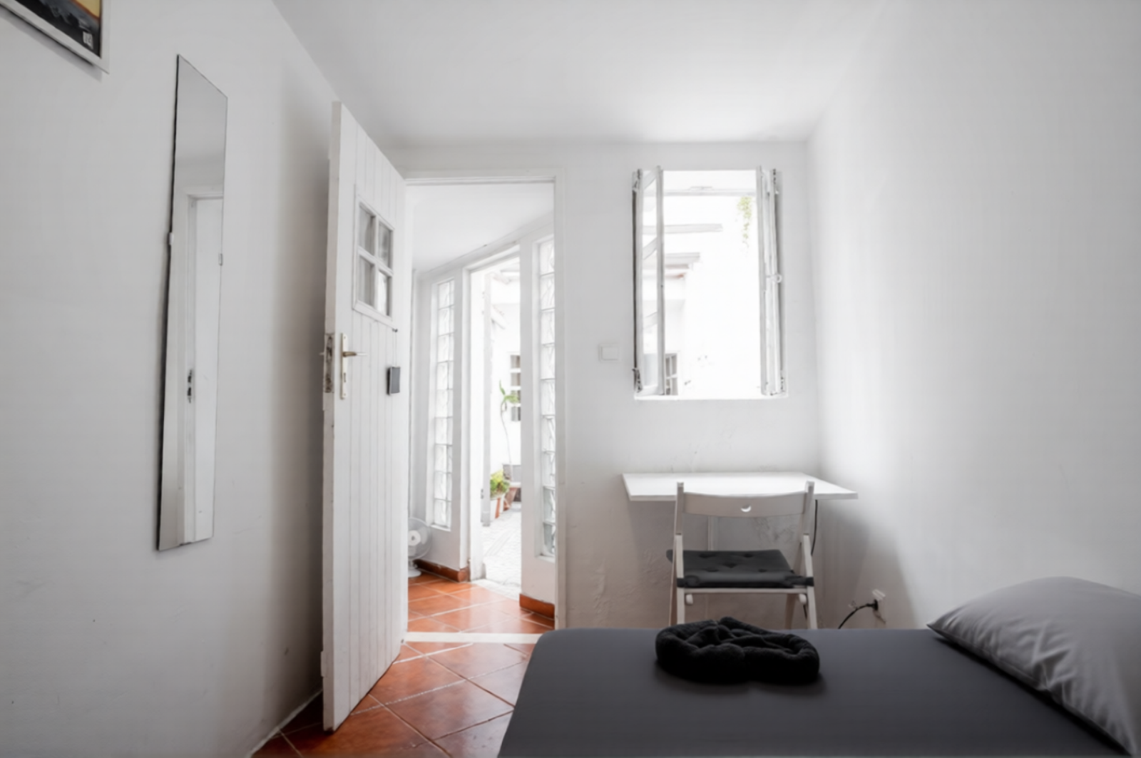 Quiet Single Room in Lisbon – Solo Travelers