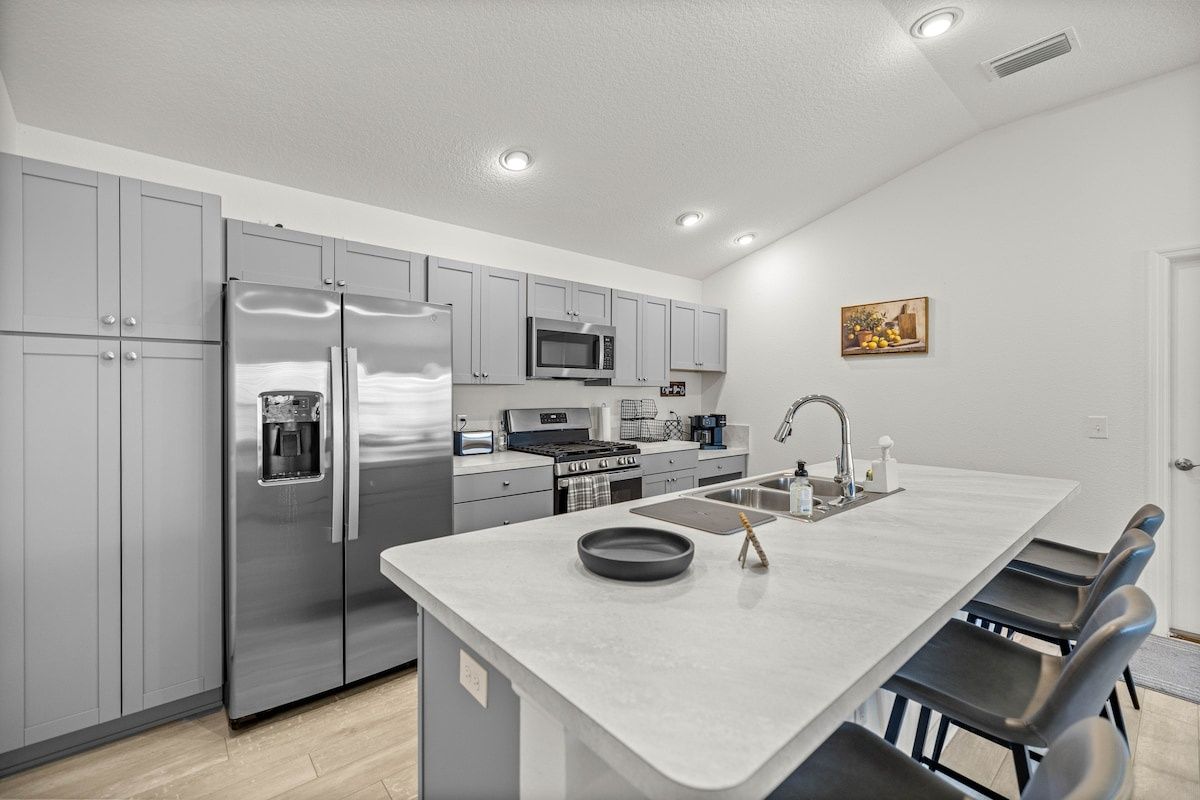 The Eastport Escape | New 3BR | King + Golf Cart — photo 16