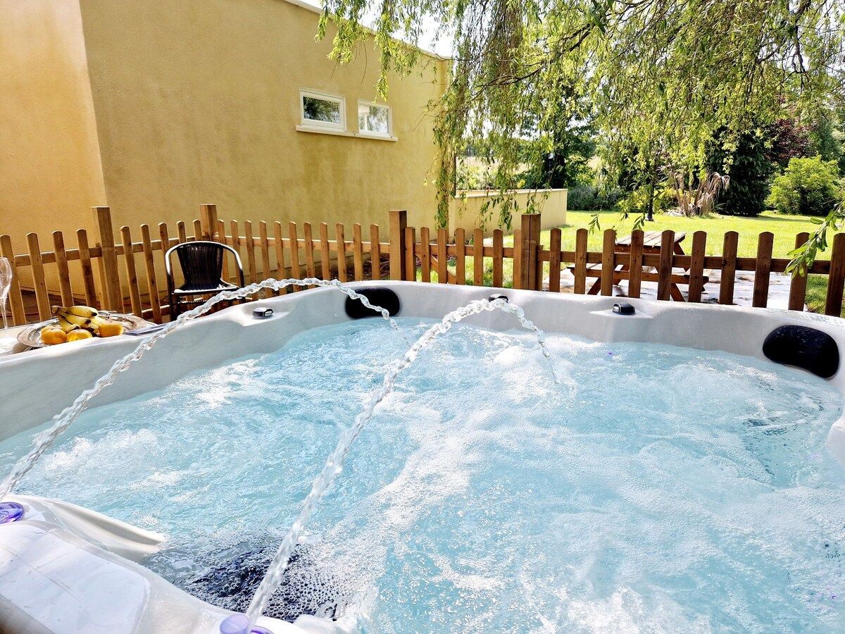 Hamilton luxury - The Coach House with hot tub