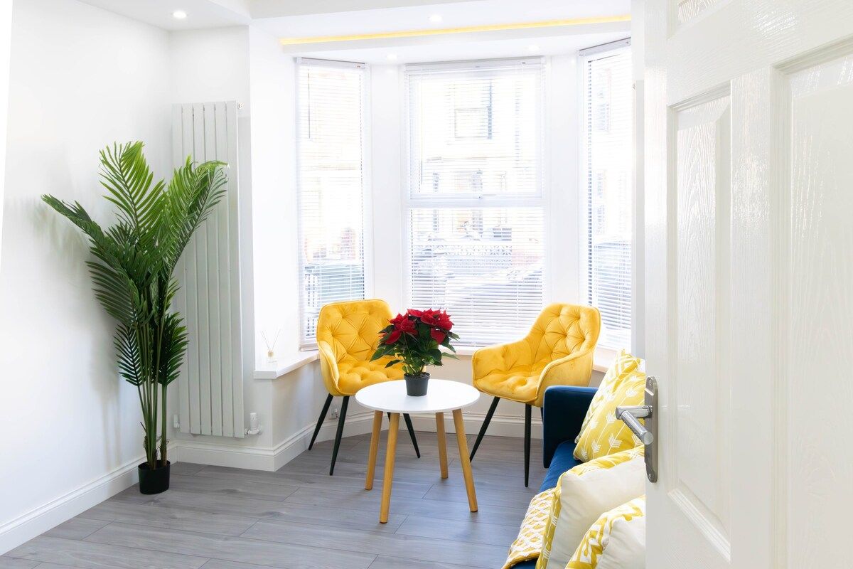 Spacious Portsmouth Stay for 12 with Parking