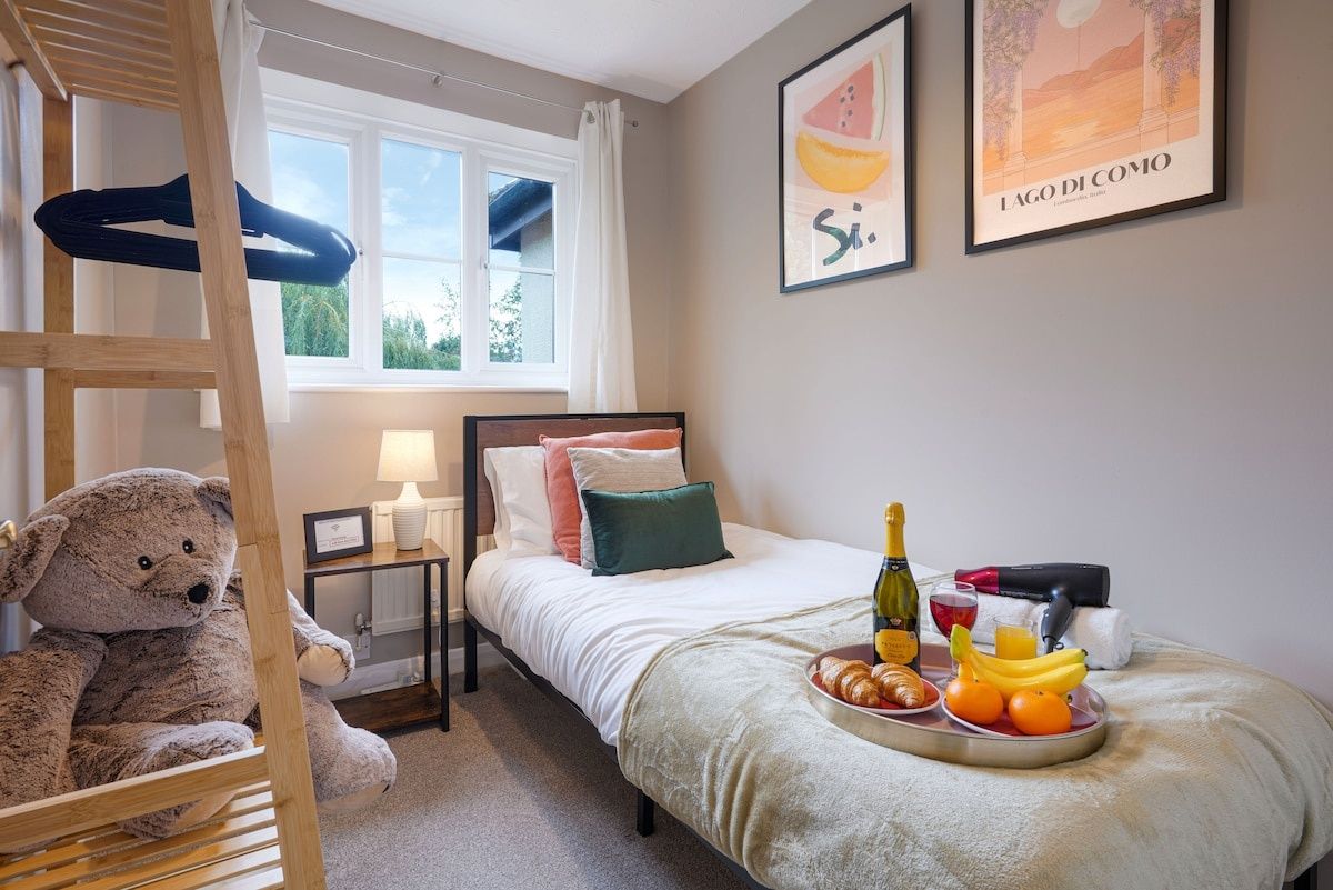 Cosy single room shared bathroom