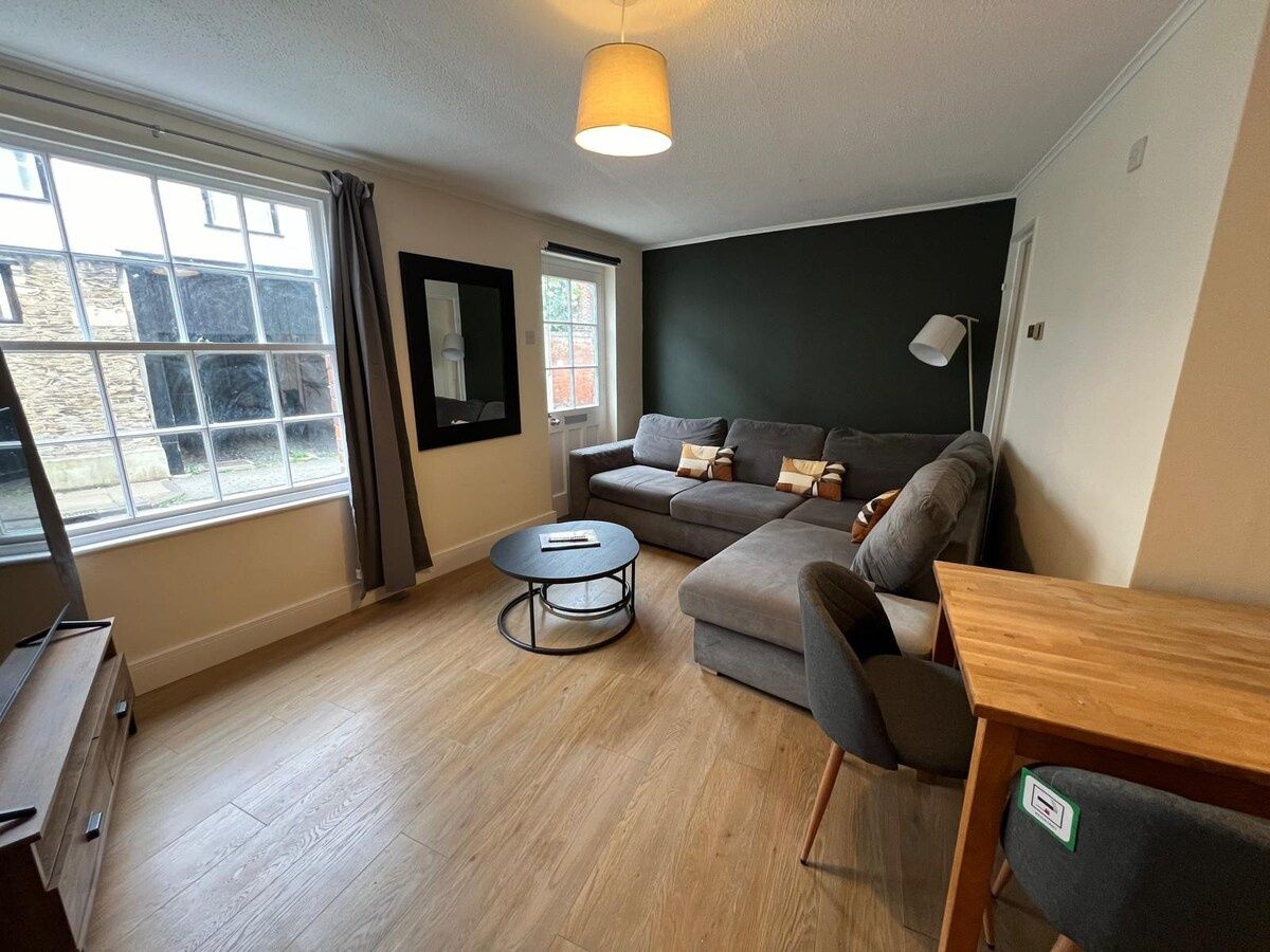 Newly Refurbished 2 BR Flat by Prescott Apartments