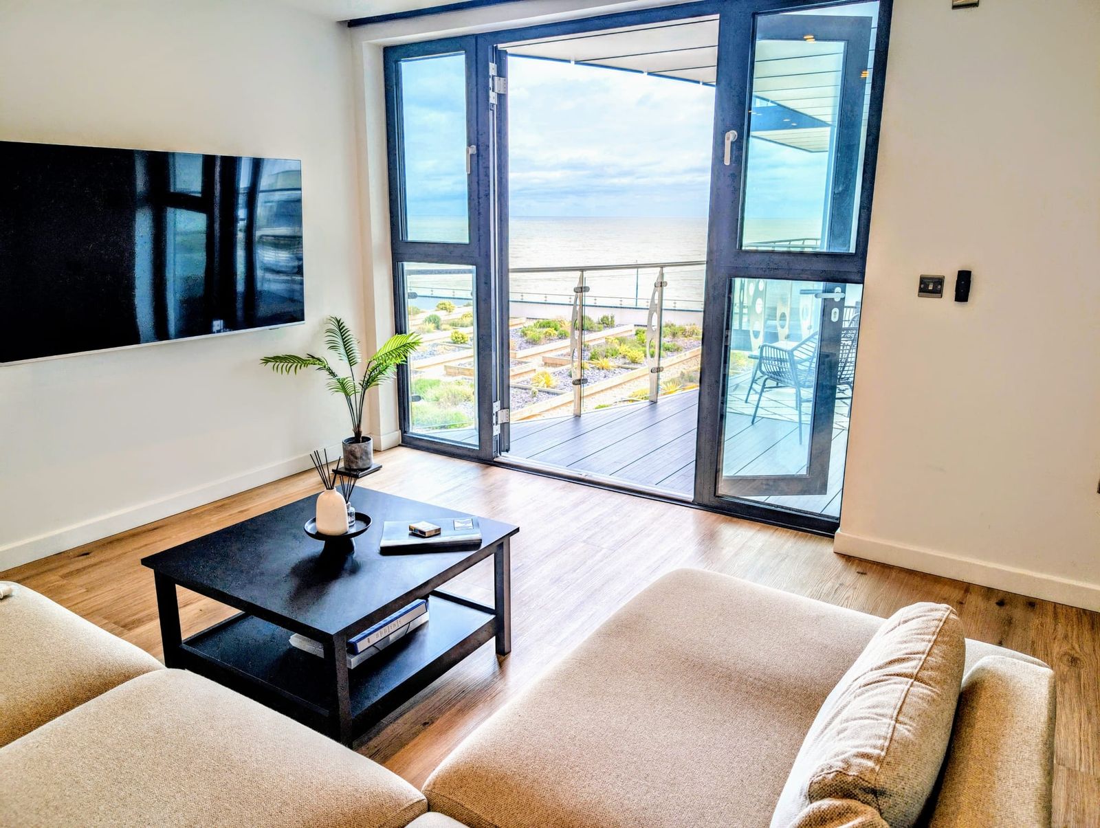 Ramsgate | Sleeps 4 | Sea View | Parking |Balcony