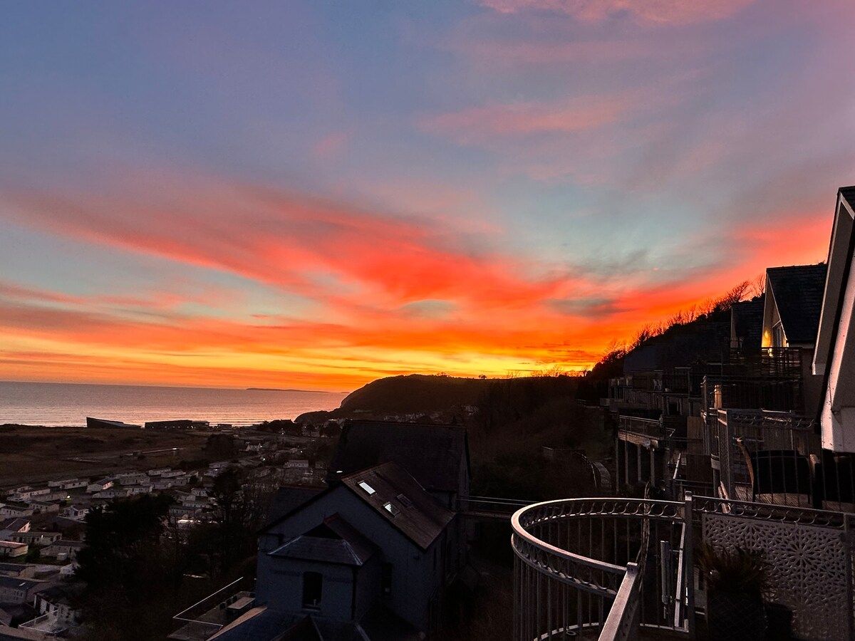 Sea Views, Hot tub, Balcony, 4 star Visit Wales With Cymru Holidays