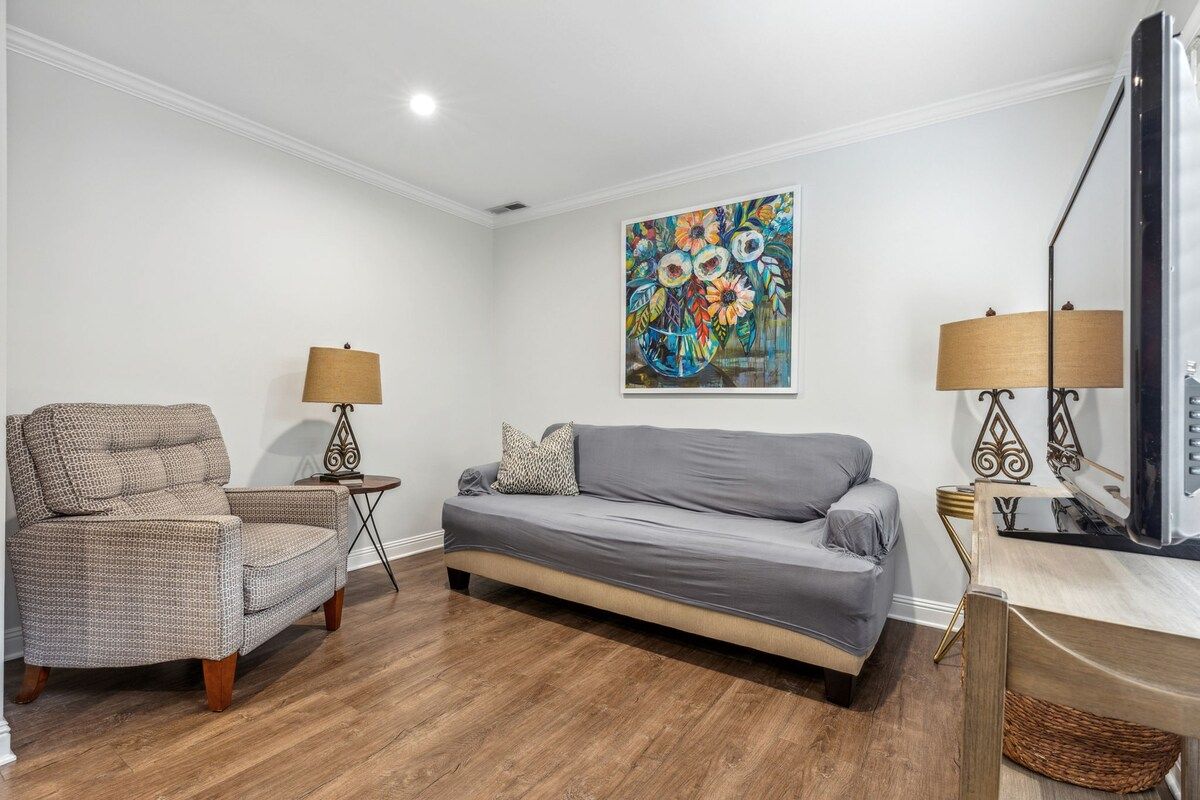 Diamond Courtyard | Historic Downtown | Parking