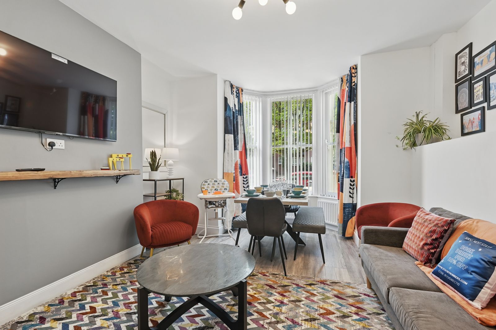 Great for groups, 7 bedroom 4 bathroom 2x parking