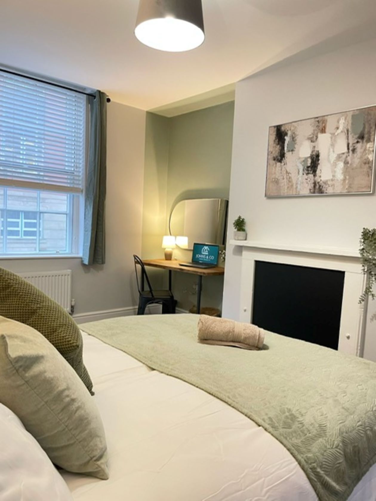Deluxe 2 Bed city Centre Apartment with Parking