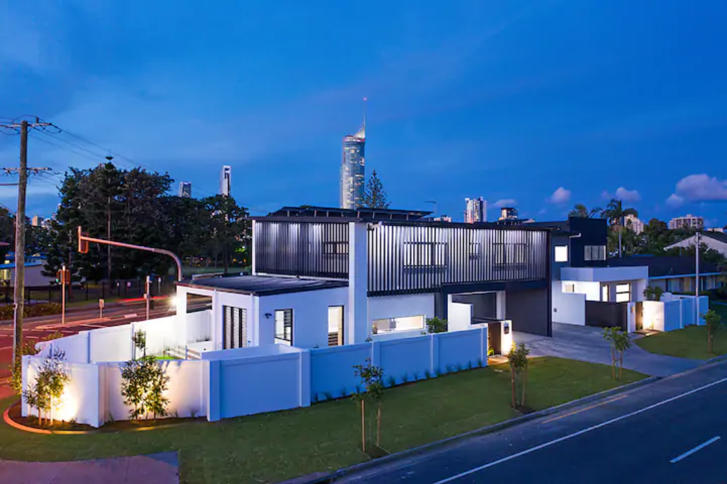 Luxe Capri Villa – Heated Pool,10-min Walk to Beach