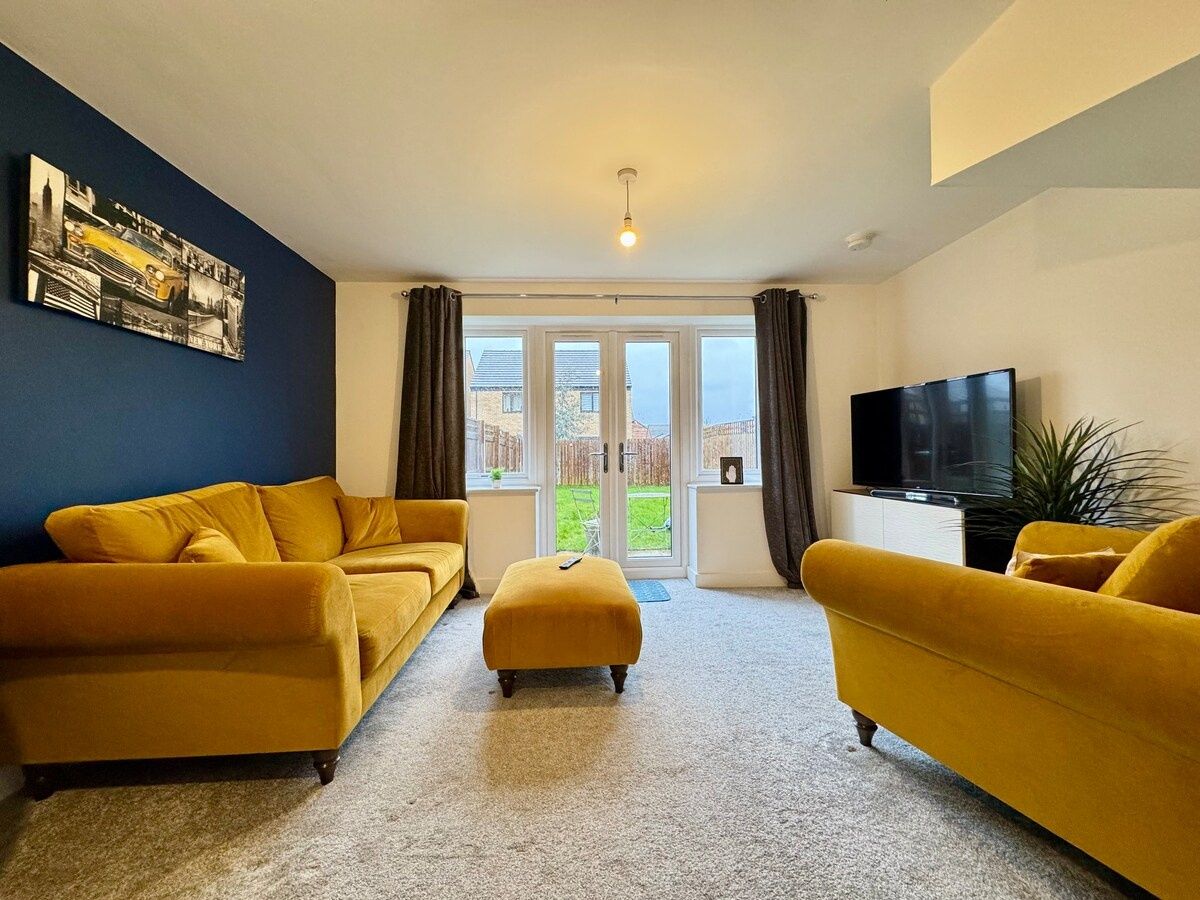 Stylish 2 Bedroom Home Near Lake | Free Parking