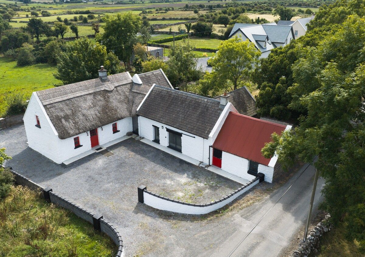 The Galway Thatch Stylish Cottage Near Oranmore