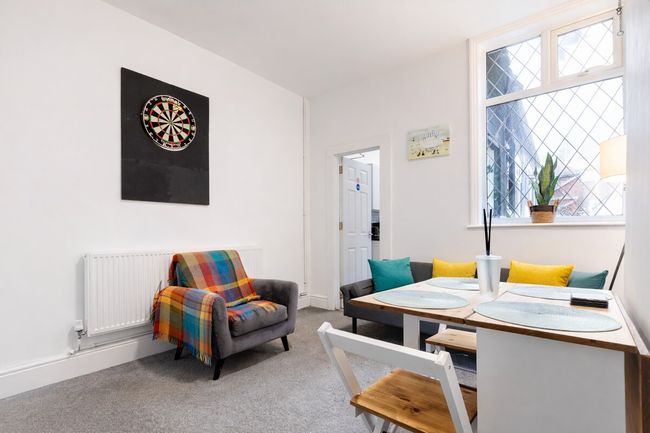 Spacious Home, Ideal for Contractors, Sleeps 7.