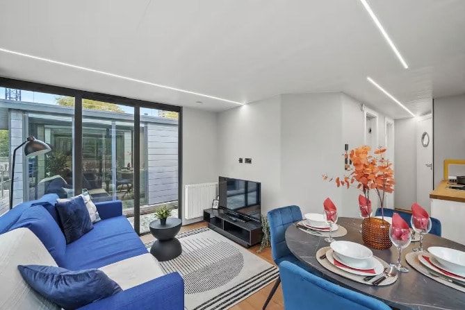 London Waterfront Retreat | Stylish Lodge for 6