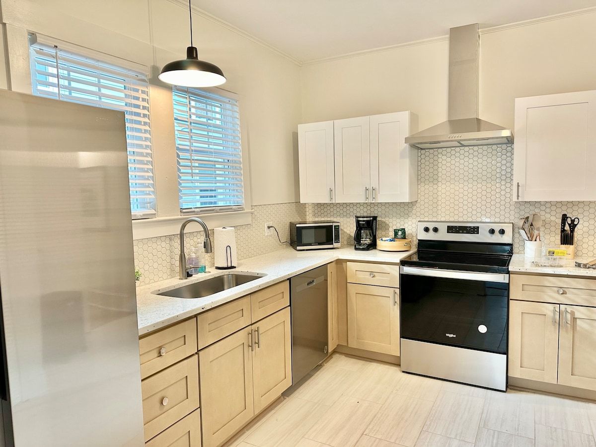 Sunny Bungalow in Quaint Neighborhood Setting - Dog Friendly