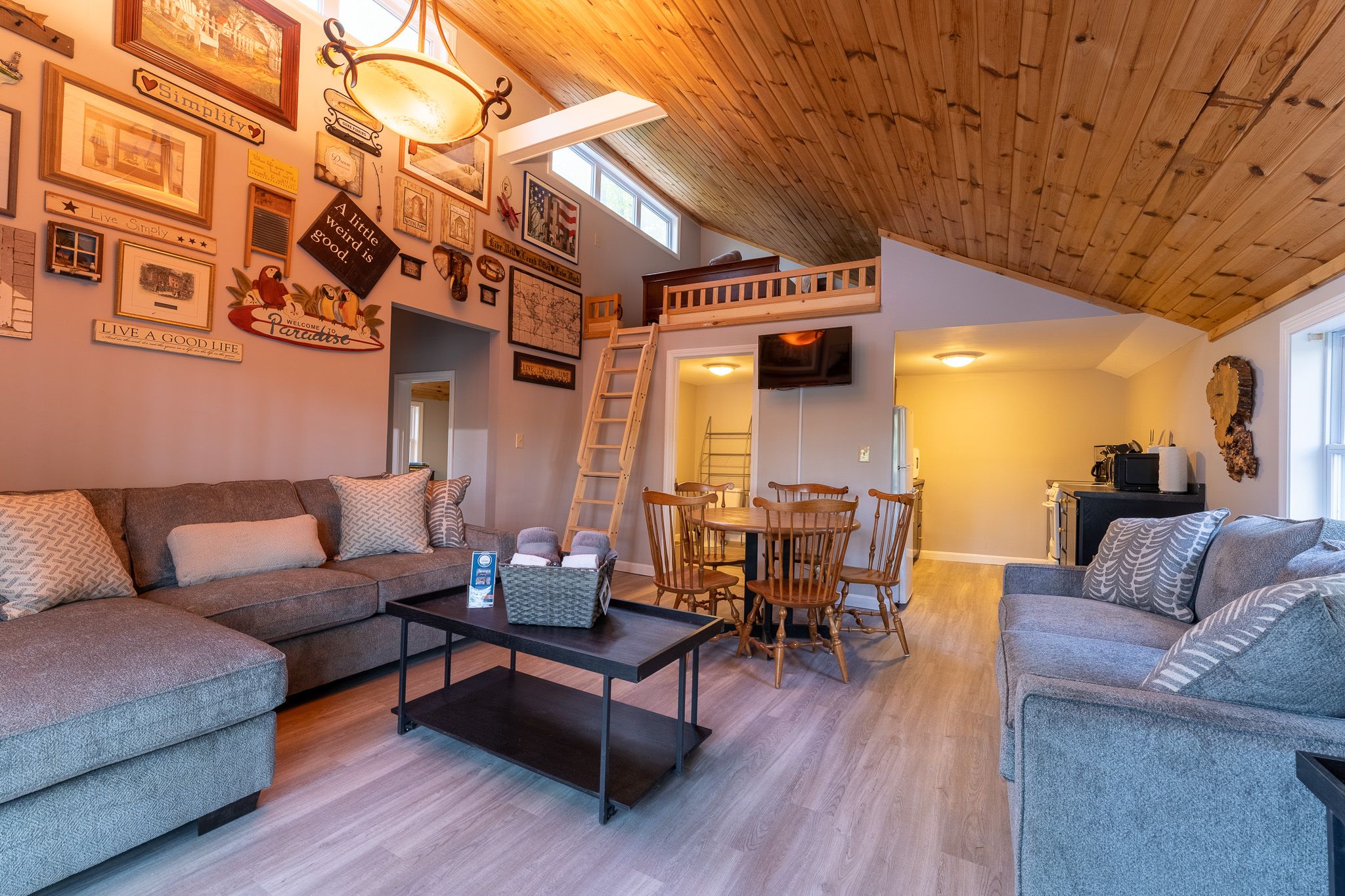 The Hideaway, featuring AC Wi-FI, TV, lake views & access