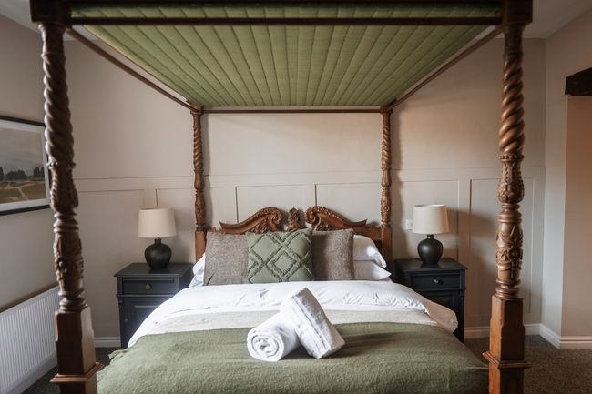 #2 - 4 Poster Bed at The Raven Aparthotel by PureStay