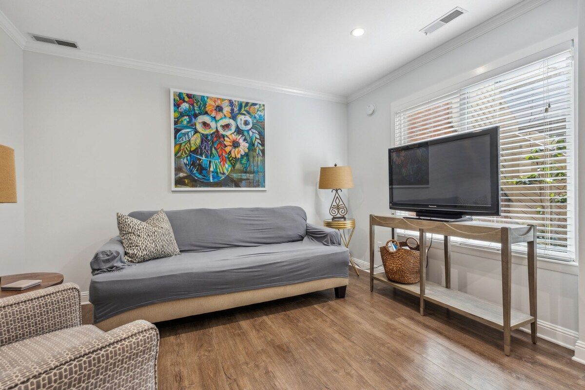 Diamond Courtyard | Historic Downtown | Parking