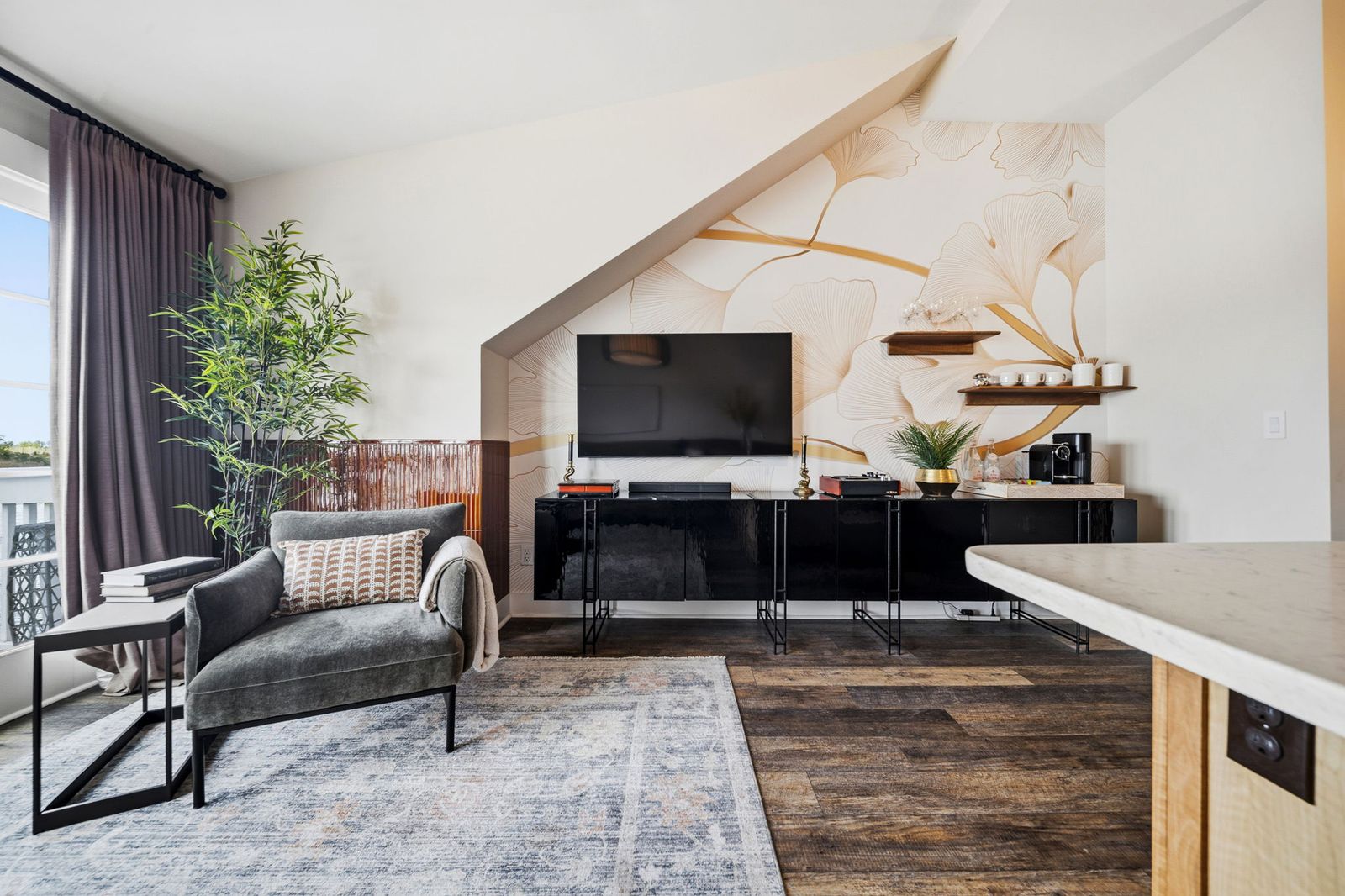 The Lantern Loft - Luxury Riverfront Downtown