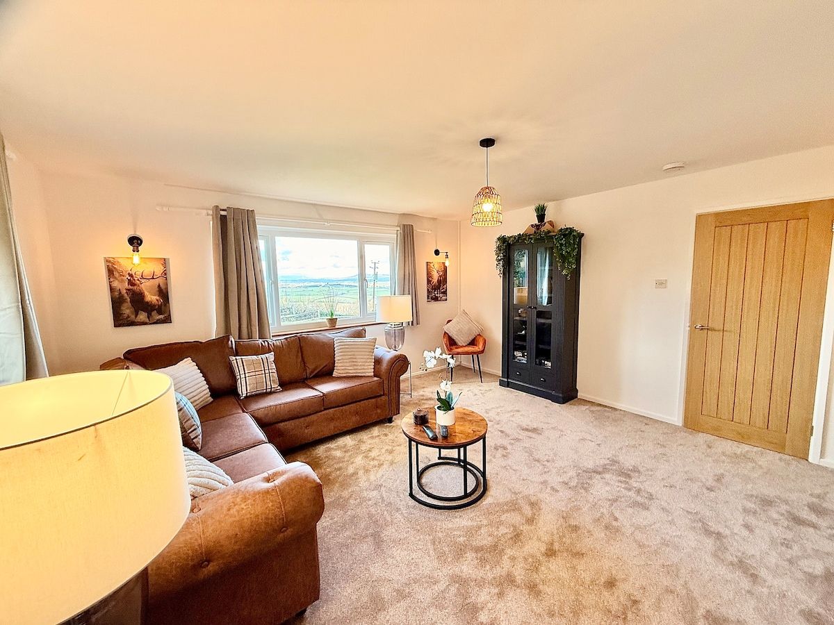 Rural bungalow with incredible 360 degree views!
