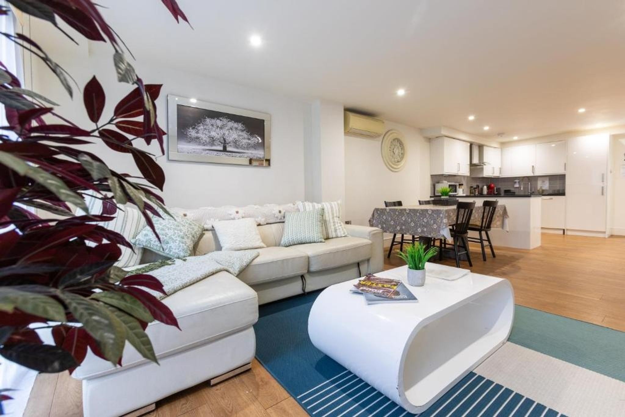 2bed 2bath Spacious Hyde Pk Flat