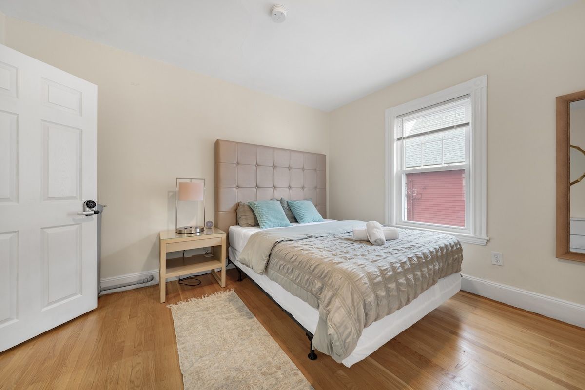 5BR 2BTH Bright & Spacious Apt in Brighton