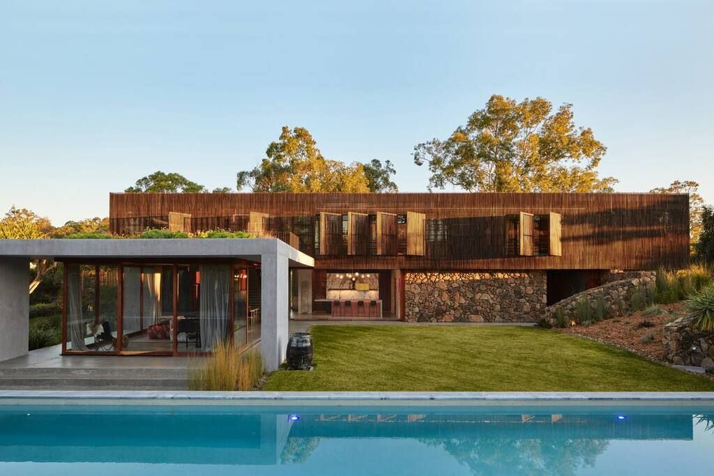 Coastal Urban Retreat 7 bed, 25m pool, pet