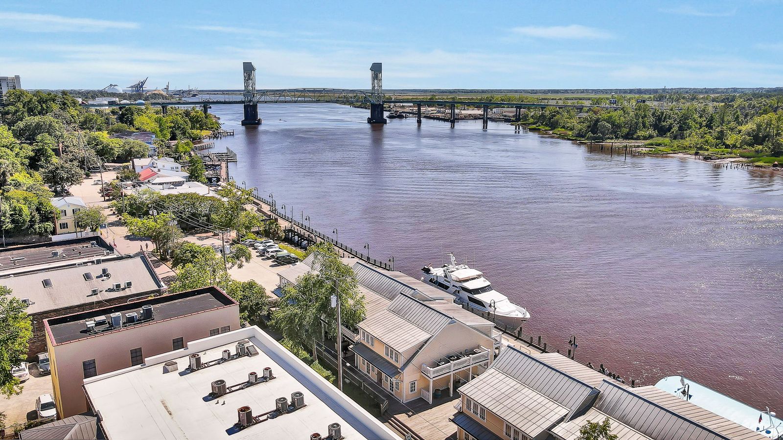The Lantern Loft - Luxury Riverfront Downtown