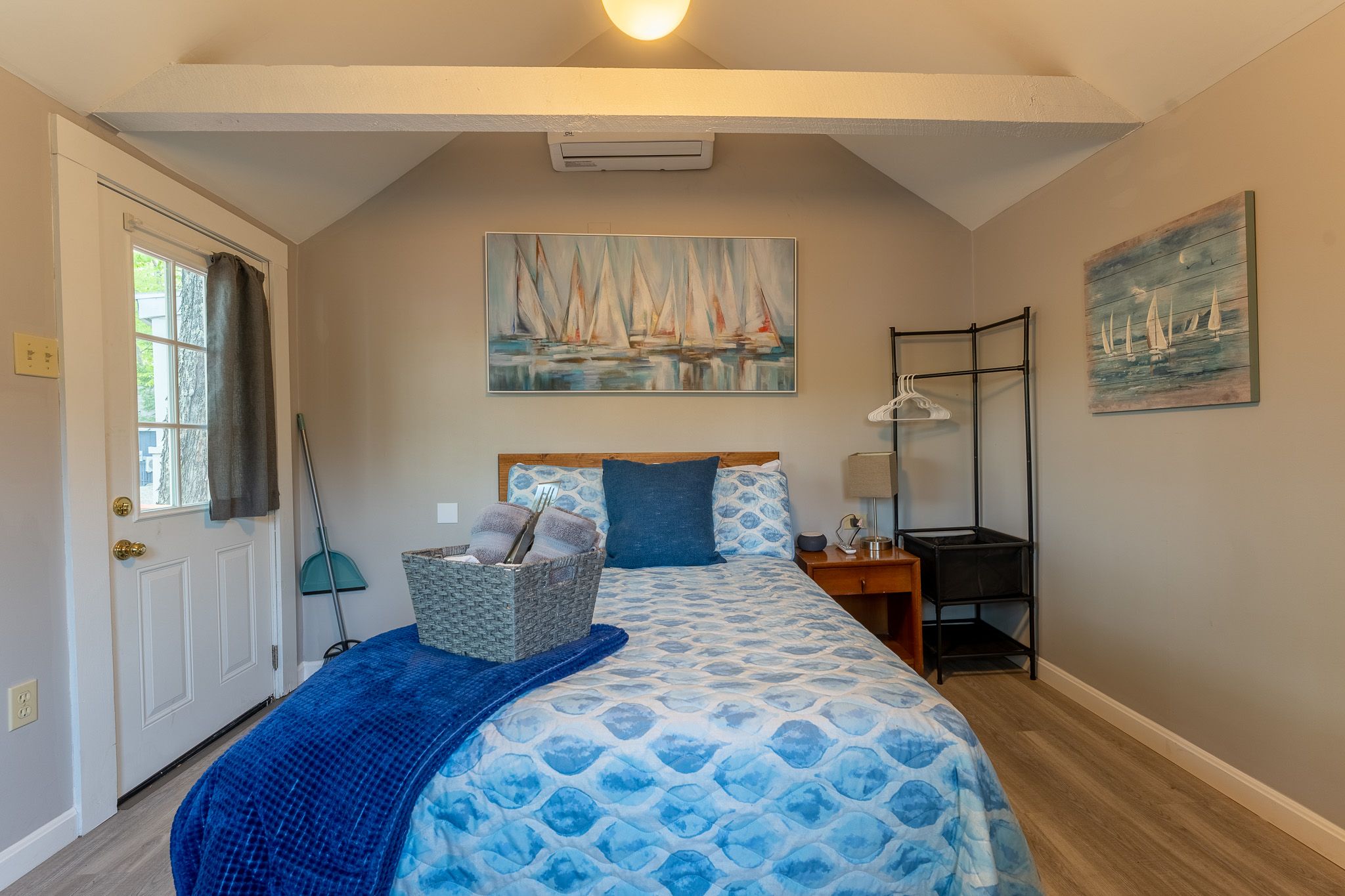 Cabin 8 with lake views & access! Featuring AC/ Wi-Fi- & TV