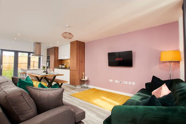 BOOK NOW - Manchester - 7 Beds & 2.5 Bathrooms - Unlimited Free Parking