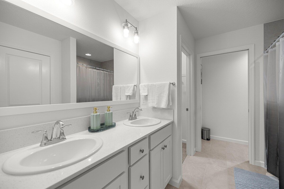 Cozy 2BR Near Eastport Sq. & Middleton | Patio — photo 14