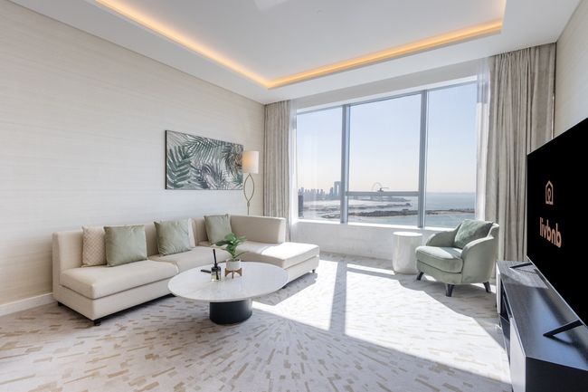 Luxury 1BR on Palm Jumeirah | Pool Access & Beach