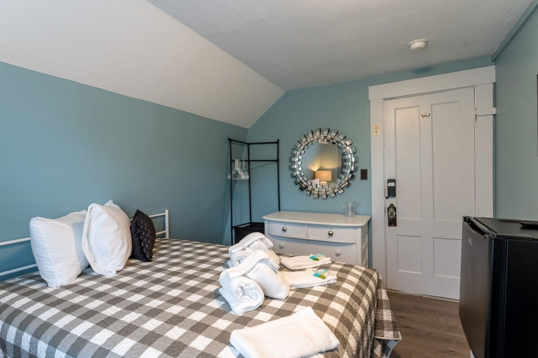 Room 8 (3rd Floor and Shared Bathroom)