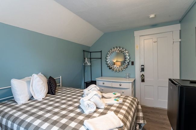 Room 8 (3rd Floor and Shared Bathroom)