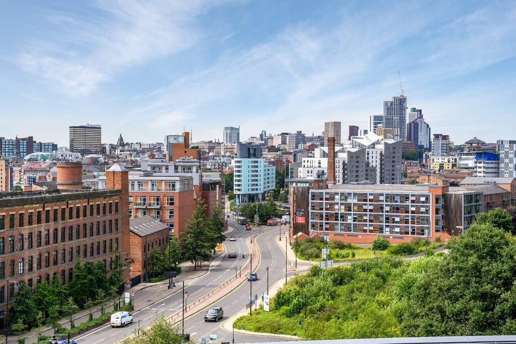 Leeds | 3 Bed Apt | Sleeps 5 | Fast WIFI | Balcony