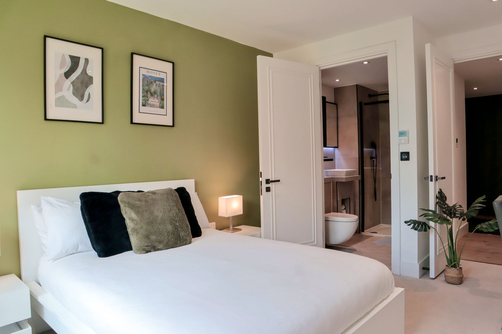 Luxury 2 bedrooms apartment with Balcony near Central London, in Vauxhall Sleeps 5 - Open for Long stay and Families Relocating