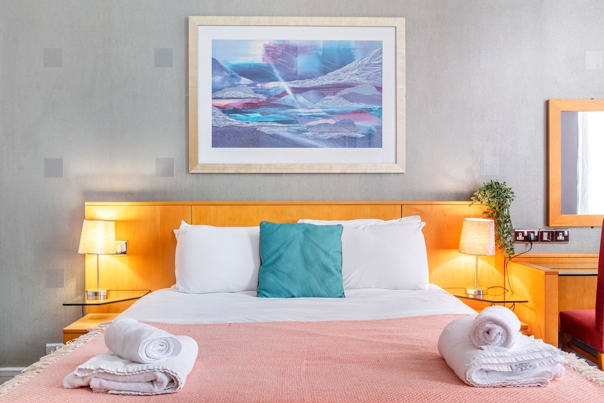 Spacious 2-Bed City Stay | Ensuite + Kitchen