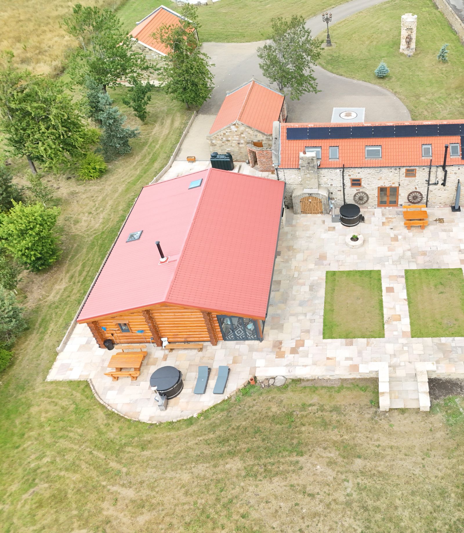 The Barn & The Log Cabin, Sleeps 12, 2 Hot Tubs near Durham & Bishop Auckland