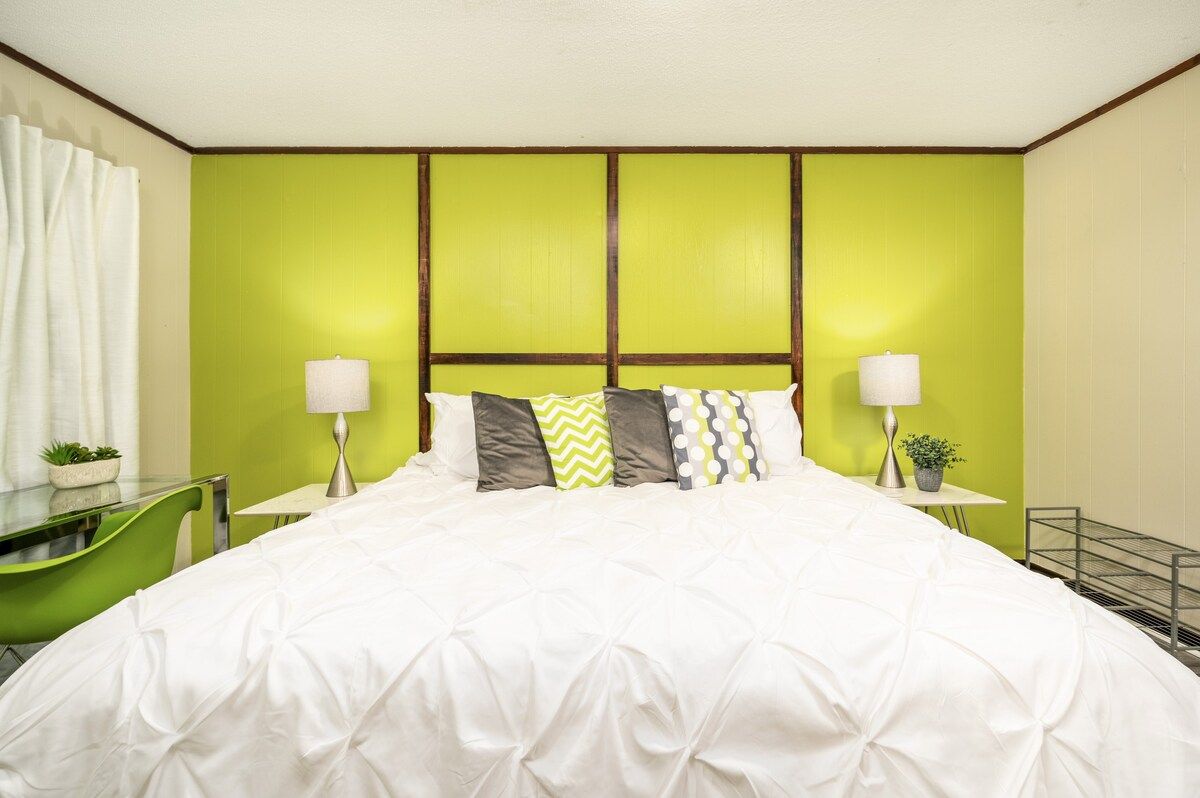 Long Stay• Near D.T• King Bed• Smart TV• Pets• W/D