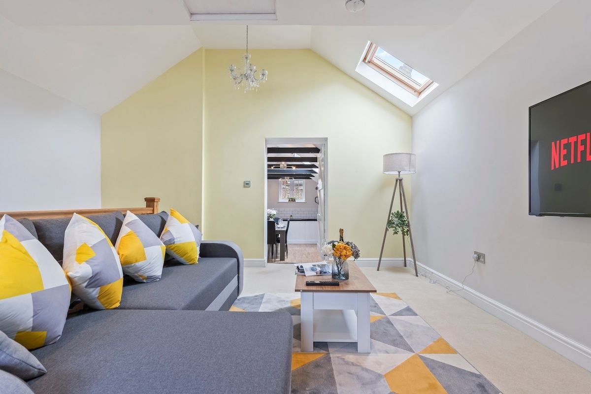 Stylish 2 Bed Home near Gatwick