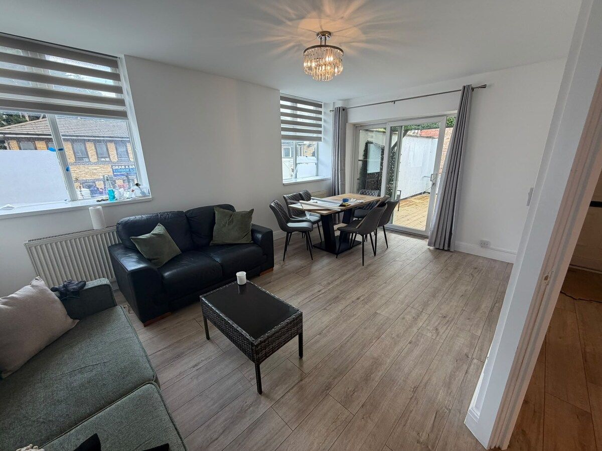 Spacious 3BR flat | Near Stores and Station