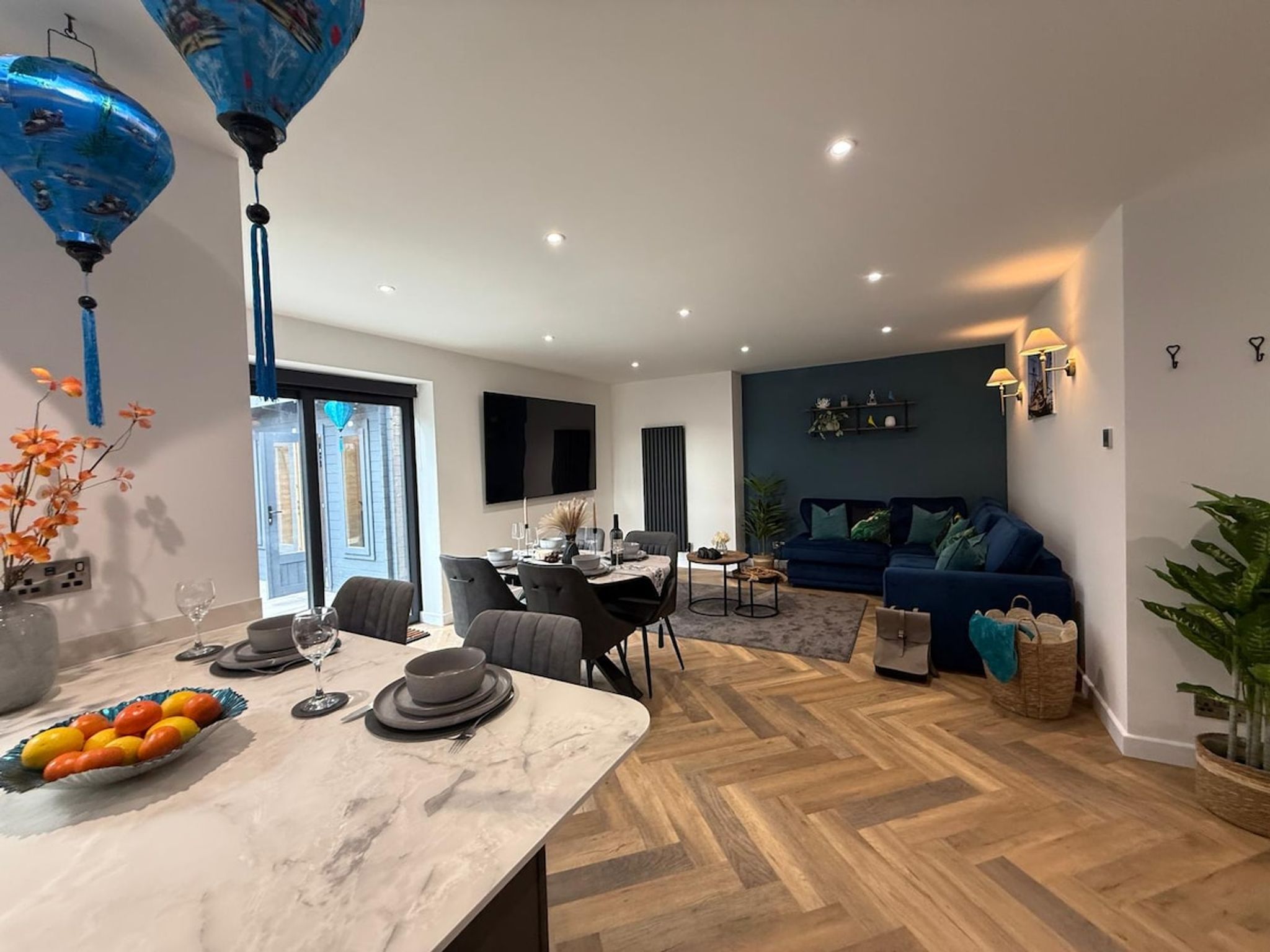 2 BR Luxury House - Sleeps 6, off-road parking