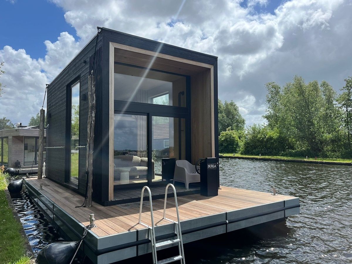 Boutique Houseboat Stay – Romantic Getaway for Two