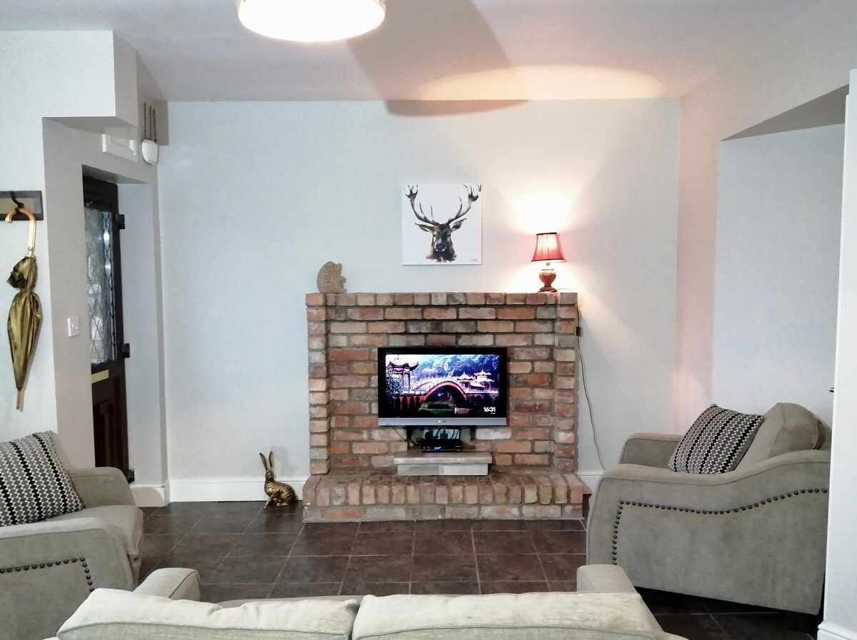 Cosy, Contemporary Irish Cottage | Superking + Twin Bedroom En-suite