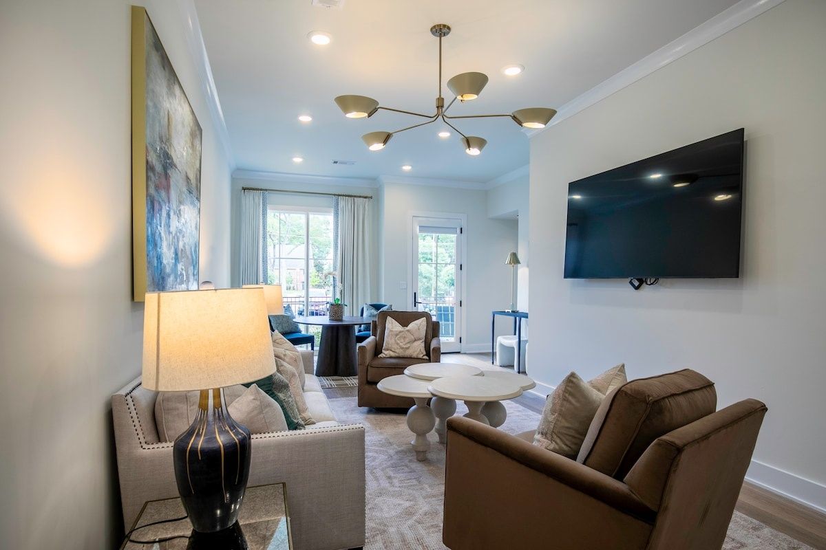 The Carolina, 1 blk to Sq, by Velvet Ditch Villas