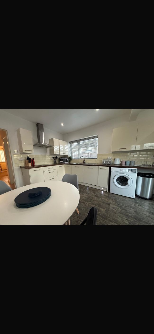 4-BR Bungalow 2 Baths Driveway Short & Long Stays