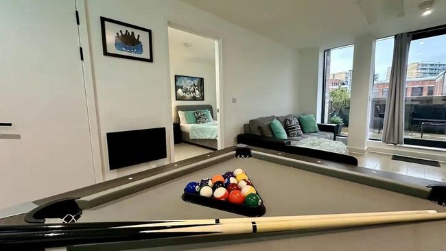 Luxury 2 Bed Apartment with Giant Garden Balcony