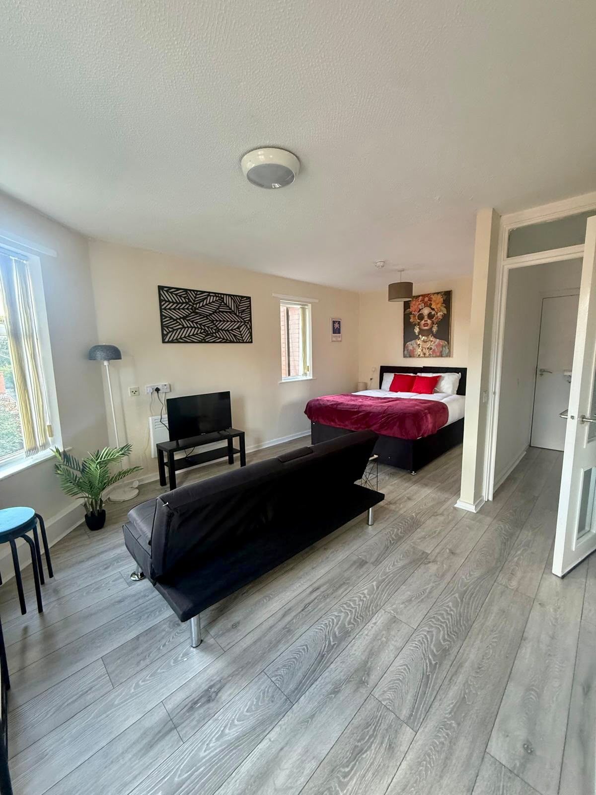 1BR Flat w/ King sized beds | Near Station