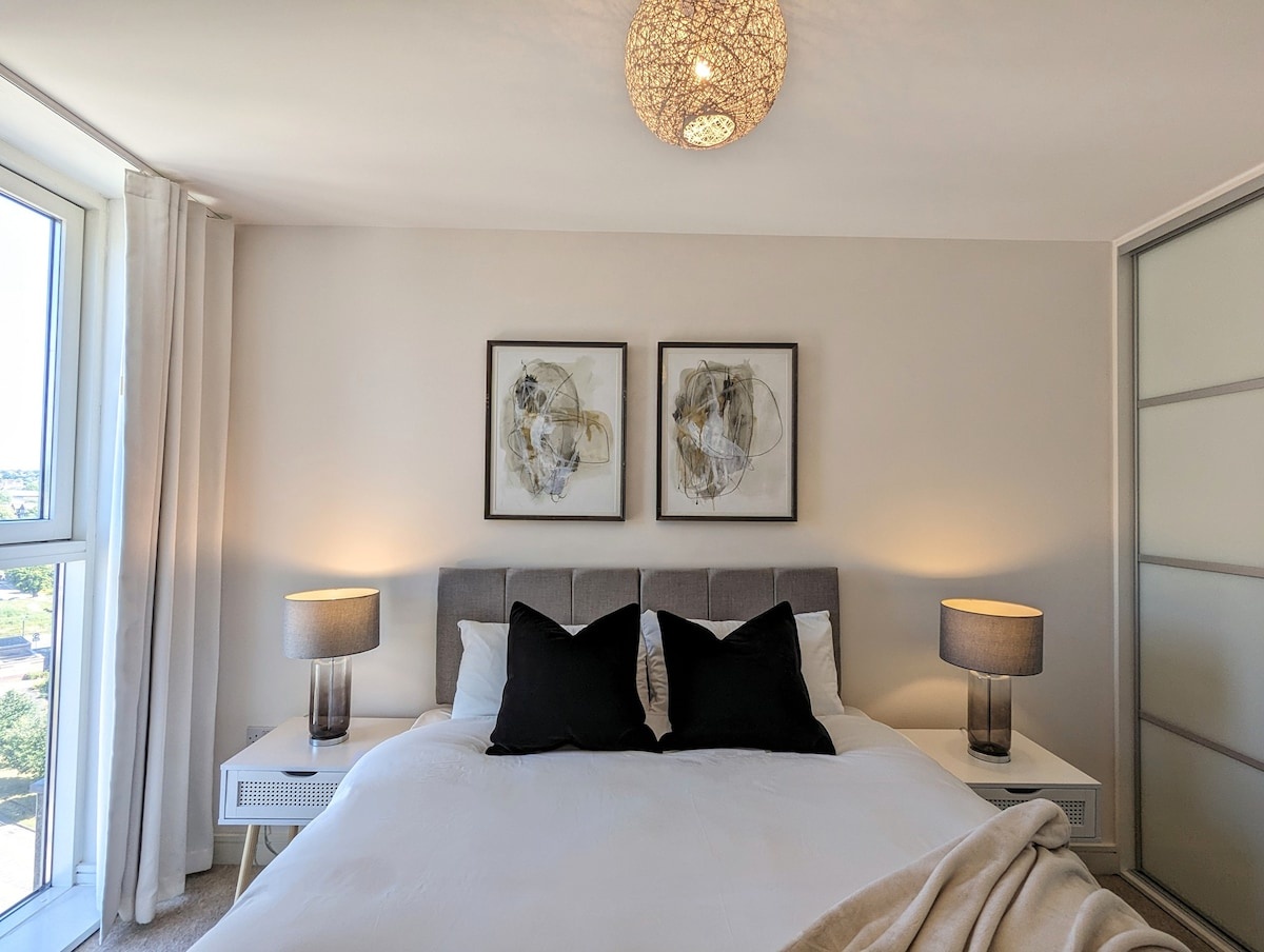 Number 43 Elite Apartment : Top Floor : Free Parking